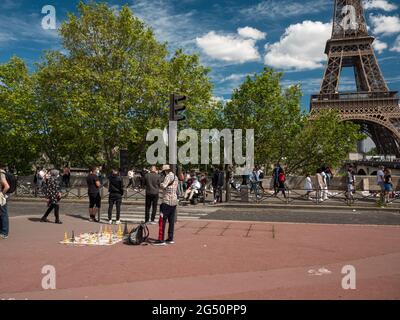 Paris, France, mai 2021. La vie quotidienne dans les rues de Paris, des souvenirs peuvent être achetés dans la rue littéralement sur le trottoir Banque D'Images