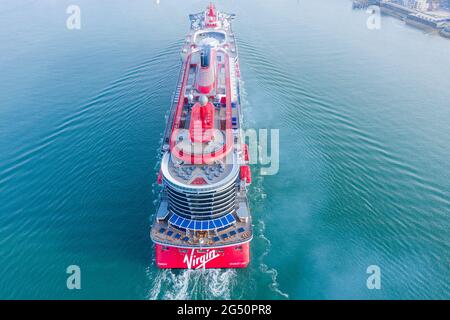 Scarlet Lady est un bateau de croisière exploité par Virgin Voyages. La dame écarlate arrive au port international de Portsmouth un matin ensoleillé. Banque D'Images