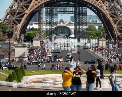 Paris, France, mai 2021. Les touristes prennent des photos d'eux-mêmes en face de la Tour Eiffel à Paris Banque D'Images