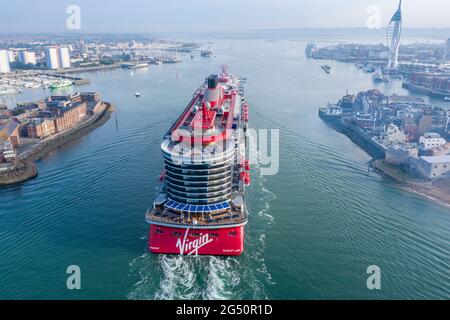 Scarlet Lady est un bateau de croisière exploité par Virgin Voyages. La dame écarlate arrive au port international de Portsmouth un matin ensoleillé. Banque D'Images