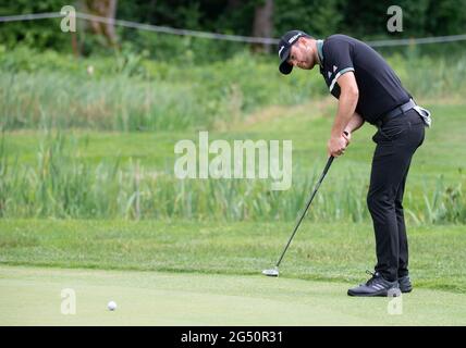 Moosinning, Allemagne. 24 juin 2021. Golf: Circuit européen - International Open, singles, Men, 1er tour. Max Schmitt d'Allemagne en action. Credit: Sven Hoppe/dpa/Alay Live News Banque D'Images