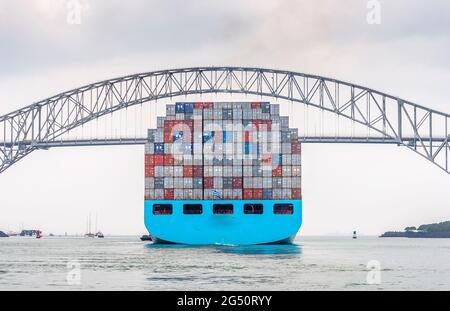 Énorme navire à conteneurs quittant le canal de Panama du côté du pacifique et passant le pont des Amériques Banque D'Images