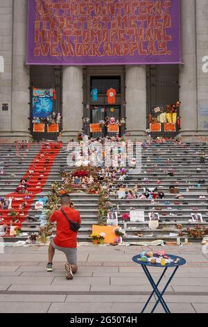 Meemorial sur les pas de la Vancouver Art Gallery en hommage à 215 enfants autochtones dont les tombes non marquées ont été découvertes à Kamloops, C.-B., Canada Banque D'Images