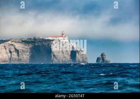 Phare de Capo Sao Vicente lors d'une journée de brouillard, Portugal, péninsule ibérique Banque D'Images