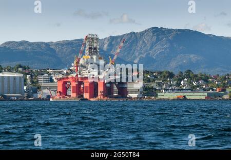 engin de forage pétrolier en construction dans un fjord norvégien Banque D'Images