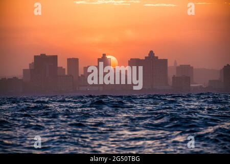 Approche de Durban depuis la mer au coucher du soleil avec de grandes vagues sur l'océan Indien, Afrique du Sud Banque D'Images