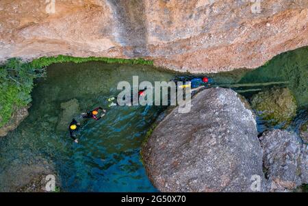 Image aérienne de canyoning dans le fleuve Canaletes (parc naturel d'Els ports, Tarragone, Catalogne, Espagne) ESP: Foto aérea de la bajada en barranquismo Banque D'Images