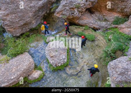 Image aérienne de canyoning dans le fleuve Canaletes (parc naturel d'Els ports, Tarragone, Catalogne, Espagne) ESP: Foto aérea de la bajada en barranquismo Banque D'Images