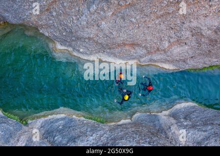 Image aérienne de canyoning dans le fleuve Canaletes (parc naturel d'Els ports, Tarragone, Catalogne, Espagne) ESP: Foto aérea de la bajada en barranquismo Banque D'Images