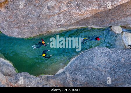 Image aérienne de canyoning dans le fleuve Canaletes (parc naturel d'Els ports, Tarragone, Catalogne, Espagne) ESP: Foto aérea de la bajada en barranquismo Banque D'Images