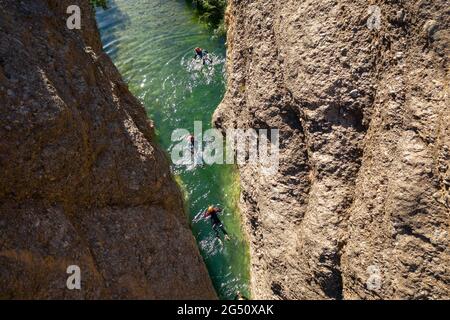 Image aérienne de canyoning dans le fleuve Canaletes (parc naturel d'Els ports, Tarragone, Catalogne, Espagne) ESP: Foto aérea de la bajada en barranquismo Banque D'Images