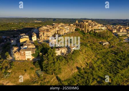 Vue aérienne du village de Horta de Sant Joan et des champs cultivés environnants (Terra Alta, Tarragone, Catalogne, Espagne) Banque D'Images