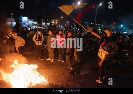 Bogota, Colombie. 23 juin 2021. Un manifestant fait monter un drapeau colombien alors que les manifestations se sont manifestés dans le nord de Bogota, en Colombie, le 22 juin, après qu'un manifestant ait été décédé dans un cas d'abus d'autorité de la police lors d'affrontements avec la police anti-émeute de Colombie (ESMAD) le 22 juin 2021. Crédit : long Visual Press/Alamy Live News Banque D'Images