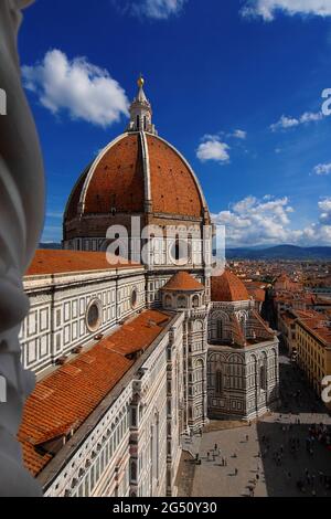 Vue sur le dôme de Santa Maria del Fiore (Sainte Marie de la Fleur) à Florence avec les touristes au sommet, construit par l'architecte italien Brunelleschi dans le 15t Banque D'Images
