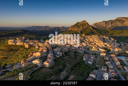 Vue aérienne des environs du village de Horta de Sant Joan et du massif des ports d'Els - Puertos en été au coucher du soleil (Terra Alta, Catalogne, Espagne) Banque D'Images