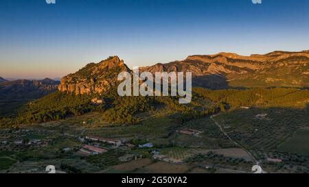 Vue aérienne des environs du village de Horta de Sant Joan et du massif des ports d'Els - Puertos en été au coucher du soleil (Terra Alta, Catalogne, Espagne) Banque D'Images