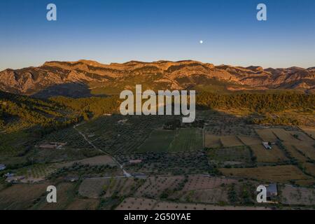 Vue aérienne des environs du village de Horta de Sant Joan et du massif des ports d'Els - Puertos en été au coucher du soleil (Terra Alta, Catalogne, Espagne) Banque D'Images