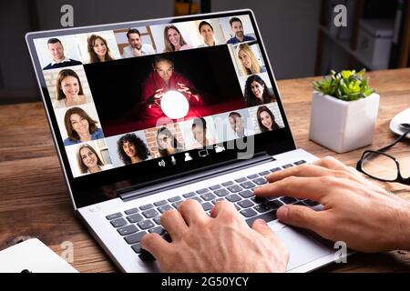 La lecture psychique et la conférence vidéo Fortune Teller Banque D'Images