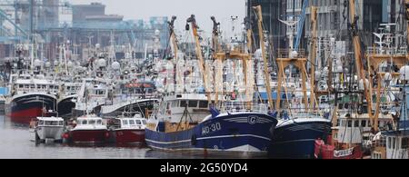 Stock de chalutiers protestant contre les réductions des quotas de pêche du Brexit sur la rivière Liffey à Dublin. Date de la photo: Jeudi 24 juin 2021. Banque D'Images