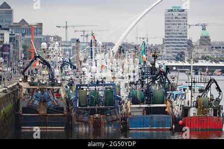 Stock de chalutiers protestant contre les réductions des quotas de pêche du Brexit sur la rivière Liffey à Dublin. Date de la photo: Jeudi 24 juin 2021. Banque D'Images