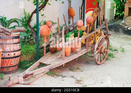 Chariot en bois chargé de pots en argile pour le vin Banque D'Images