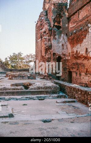 Pergamon/Pergamos - ruines de la ville ancienne dans la province d'Izmir (une ville riche et puissante de Mysia à l'ère hellénistique), Turquie. Mur nord de la basilique rouge. Numérisation d'archivage à partir d'une lame. Octobre 1985. Banque D'Images