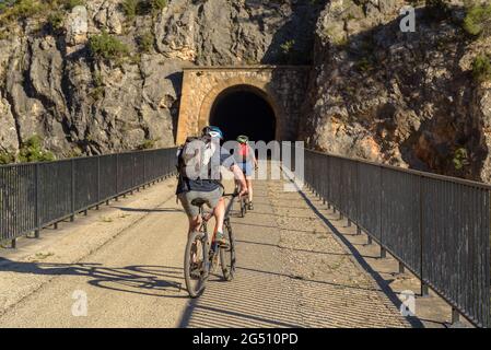 Vélo sur la voie verte du Val de Zafán entre les villages de Bot et Xerta (Tarragone, Catalogne, Espagne) ESP: Ciclismo en la Vía Verde de la Val de Zafán Banque D'Images