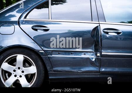 Assurance panne et réparation de voiture. Véhicule cassé après un accident et une collision Banque D'Images