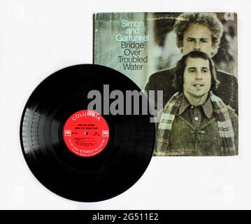 Folk rock Singers Simon et Garfunkel album de musique sur disque vinyle LP. Pont intitulé sur l'eau tourmentée. Couverture de l'album Paul Simon et Art Garfunkel Banque D'Images