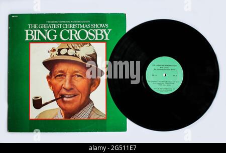 L'auteur-compositeur-interprète américain, l'acteur et le comédien Bing Crosby sur disque vinyle LP. Intitulé: Bing Crosby – la couverture de l'album The Greatest Christmas shows Banque D'Images