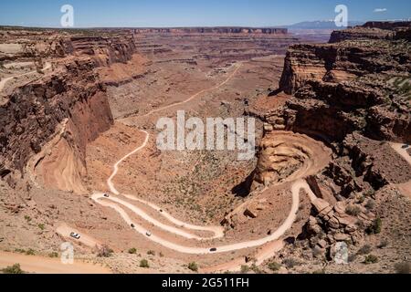 Shafer Canyon Road, une célèbre route de terre pour véhicules 4x4, vue en hauteur dans le parc national de Canyonlands, dans la région des Îles dans le ciel Banque D'Images