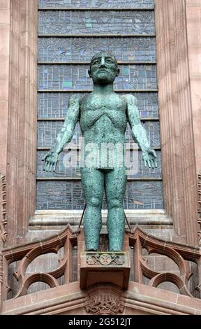 Sculpture de Dame Elisabeth Frenk à la cathédrale de Liverpool Banque D'Images