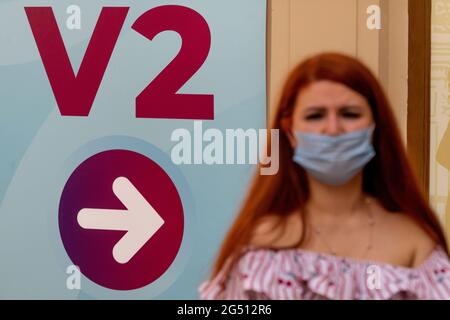 Moscou, Russie. 24 juin, 2021 personnes sont en ligne à une entrée séparée pour la vaccination de la deuxième composante V2 du vaccin Spoutnik V au centre commercial DE GOMME de la place Rouge à Moscou, en Russie Banque D'Images