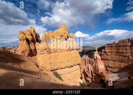 Formations rocheuses le long du Queens Garden et du Navajo Loop Trail dans le parc national de Bryce Canyon, dans une lumière magnifique Banque D'Images