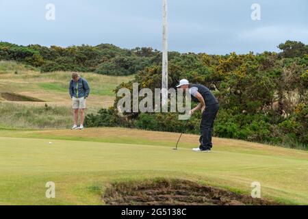 Montrose, Angus, Écosse, Royaume-Uni, 25 juin 2021 : cette semaine, le PGA Europro Tour - The Eagle Orchid Scottish Masters, qui se déroule au Montrose Golf Links. Jouer sur le 5ème plus ancien parcours de golf du monde. (Cours 1562) (Centre Sam Broadhurst) fait la queue de son putt d'aigle sur le par 5 15ème vert (Credit-Barry Nixon/Alamy Live News) Banque D'Images