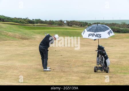 Montrose, Angus, Écosse, Royaume-Uni, 23 juin 2021 : cette semaine, le PGA Europro Tour - The Eagle Orchid Scottish Masters, qui se déroule au Montrose Golf Links. Les Pros joueront pour une part du prix de 49,235 £. Sam Broadhurst a joué un excellent second tour, avec un 65, ajoutant à son premier score de 63, ce qui le place comme chef de club sur -14 avec un tour à emporter. (Sam Center) atteint son approche du 17. (Crédit : Barry Nixon/Alamy Live News) Banque D'Images