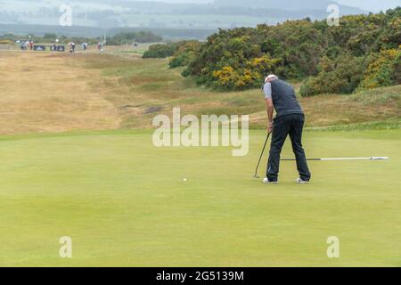 Montrose, Angus, Écosse, Royaume-Uni, 23 juin 2021 : cette semaine, le PGA Europro Tour - The Eagle Orchid Scottish Masters, qui se déroule au Montrose Golf Links. Les Pros joueront pour une part du prix de 49,235 £. Sam Broadhurst a joué un excellent second tour, avec un 65, ajoutant à son premier score de 63, ce qui le place comme chef de club sur -14 avec un tour à emporter. (Sam Center) plonge son putt de 5 pieds par le 17. (Crédit : Barry Nixon/Alamy Live News) Banque D'Images