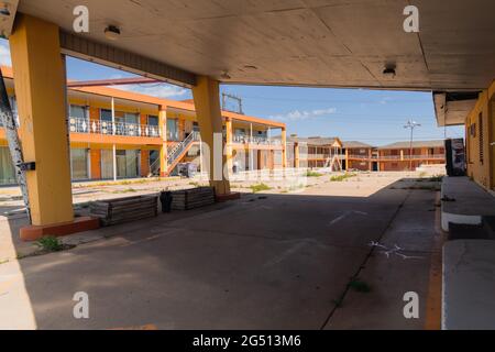 Clinton, Oklahoma - 6 mai 2021 : l'entrée du motel de Glancy, maintenant abandonnée, le long de la route historique US 66 Banque D'Images