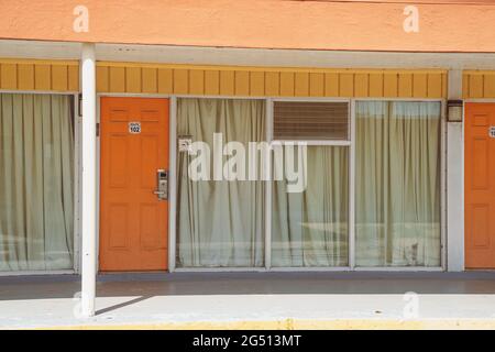 Clinton, Oklahoma - 6 mai 2021 : l'entrée du motel de Glancy, maintenant abandonnée, le long de la route historique US 66 Banque D'Images