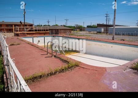 Clinton, Oklahoma - 6 mai 2021 : les chambres du motel de Glancy, maintenant abandonnées, le long de la route historique US 66 Banque D'Images