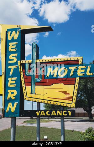 Sayre, Oklahoma - 6 mai 2021 : panneau néons classique pour le Western Motel, le long de la route 66 Banque D'Images