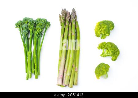 Broccolini cru à la rangée sur fond blanc Banque D'Images