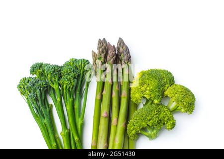 Broccolini cru à la rangée sur fond blanc Banque D'Images