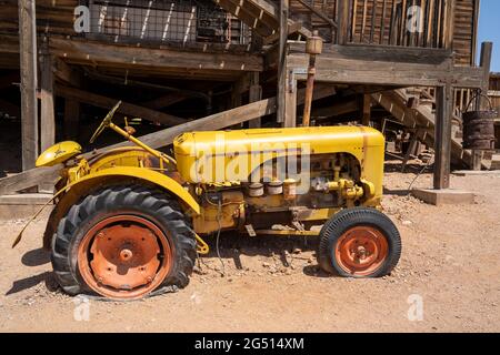 Goldfield, Arizona - 9 mai 2021 : le tracteur d'époque décomposé, dans le piège touristique la ville fantôme de Goldfield, une vieille ville minière, maintenant une ville fantôme à P Banque D'Images