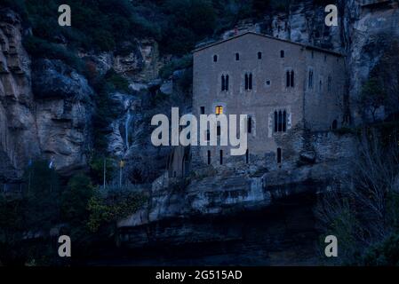 Maison du Prieuré de Sant Miquel del Fai à l'heure bleue de la nuit (Vallès Oriental, Barcelone, Catalogne, Espagne) ESP: Casa Prioral de Sant Miquel del Fai Banque D'Images