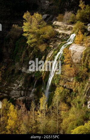 Sanctuaire et cascades de Sant Miquel del Fai en automne (Barcelone, Catalogne, Espagne) ESP: Cascadas y santuario de Sant Miquel del Fai, en otoño España Banque D'Images