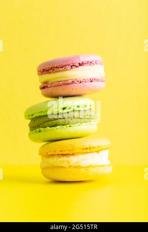 Macarons français doux et colorés ou ombre sombre de macaron Banque D'Images