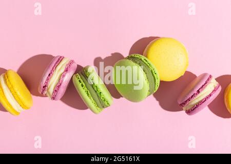 Macarons français doux et colorés ou ombre sombre de macaron Banque D'Images