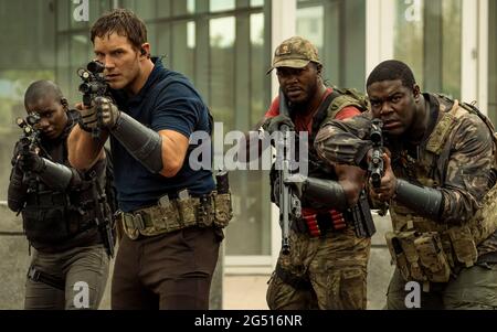 The Tomorrow War (2021) dirigé par Chris McKay et avec Chris Pratt, Edwin Hodge et Sam Richardson. Les voyageurs de temps du futur arrivent avec un avertissement terrible d'une invasion extraterrestre et sur une mission de recruter des combattants pour combattre dans l'avenir pour leur avenir. Banque D'Images