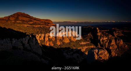 Lever du soleil sur les falaises de Fogueroses, sur la face est de Montcau, dans le parc naturel de Sant Llorenç del Munt i l'Obac (Barcelone, Catalogne, Espagne) Banque D'Images